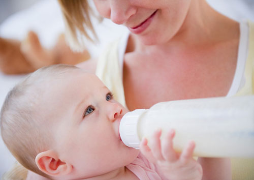 Có nên cho trẻ sơ sinh uống sữa non ?