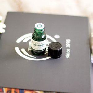 tinh-dau-tram-tra-tri-mun-the-body-shop-tea-tree-oil-3